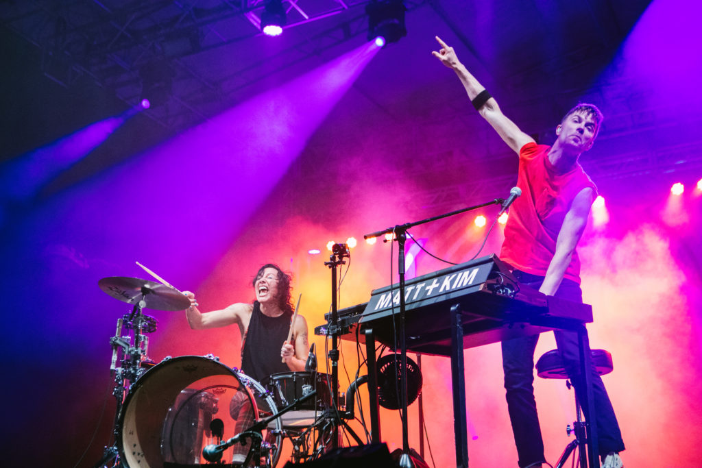 Matt & Kim telling the crowd to throw their hands up